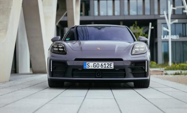 2025 Porsche Panamera exterior